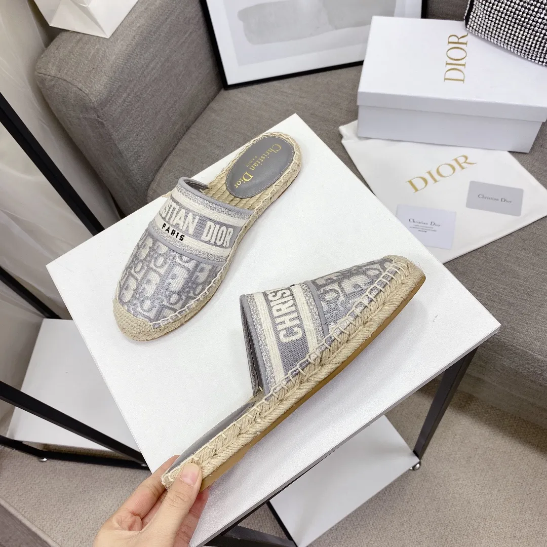 👟👟Ex-factory price 400👟👟 If the top version (original embroidery is done one to one) is cheaper, please avoid Dior | Dior ²⁰²¹𝐬𝐬🧡💚2021 early spring new products top version ⚠️The counter features the latest fisherman shoe series, hard goods are new🆕❥purchase level! Full of high-end feel! A popular model among bloggers at home and abroad, it’s retro and fashionable and looks amazing on your feet! Mainly recommended model on the official website ★━━━━━ ЅᏇєєt ━━━━━▪️ Upper: Original copy of pure cotton thread ➕ Three-dimensional electric embroidery ▪️ Lining: Imported water-dyed sheepskin lining ▪️ Outsole: Original handmade hemp rope combination wear-resistant rubber outsole ▪️ Shoe size: 35-39 (40 is custom-made and cannot be returned or exchanged) ▪️